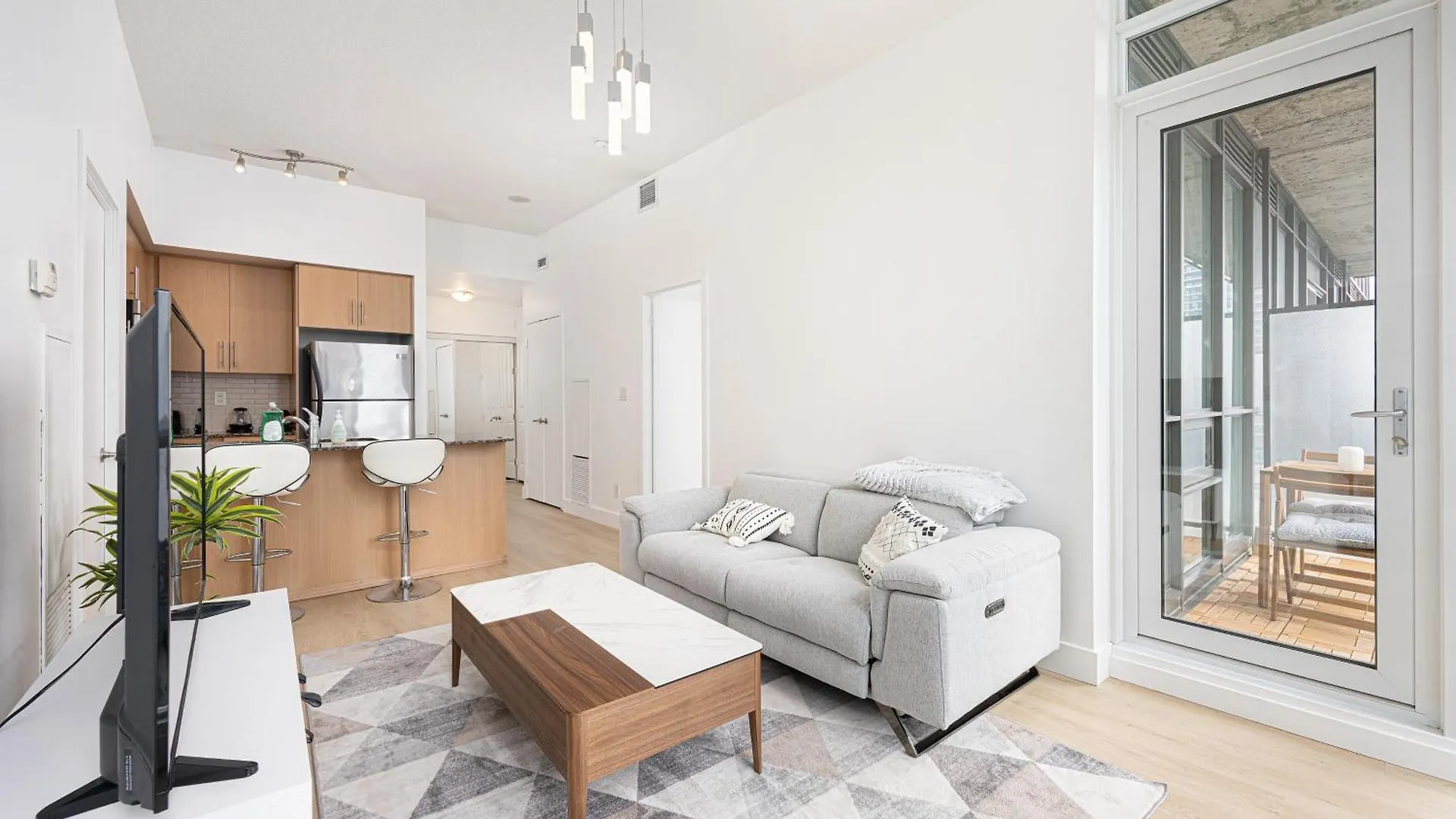 Newly Renovated Cozy Condo/Union Station Toronto Canada