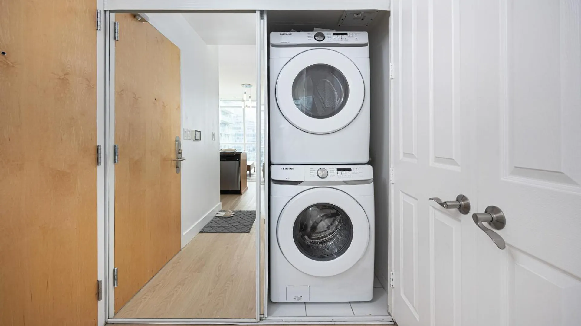 Newly Renovated Cozy Condo/Union Station Toronto Homestay