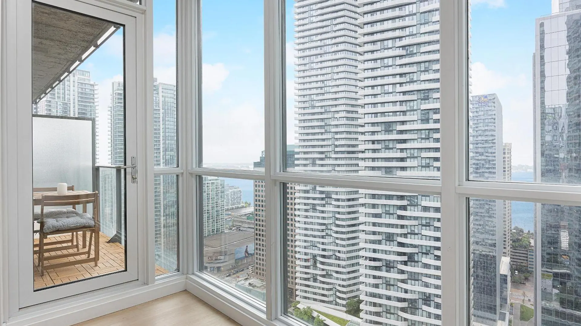 Newly Renovated Cozy Condo/Union Station Toronto