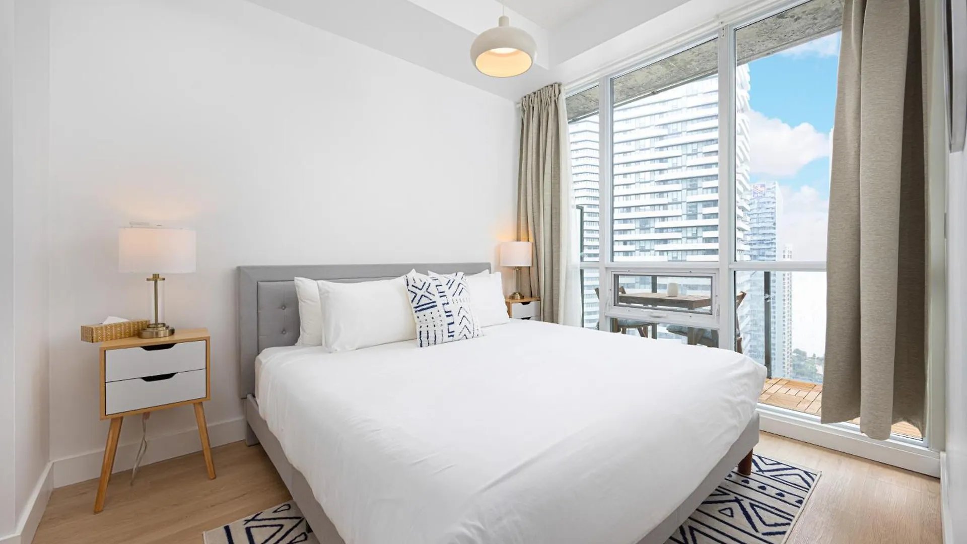 Newly Renovated Cozy Condo/Union Station Toronto