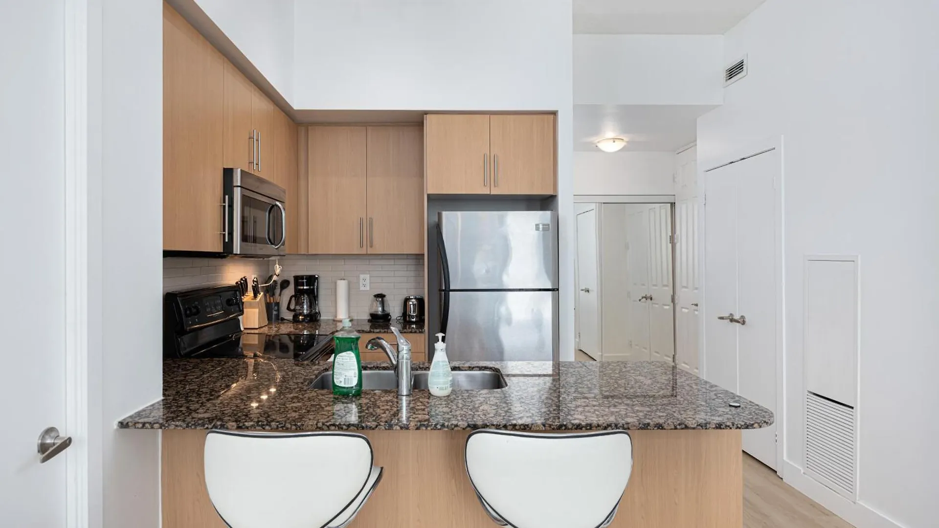 Newly Renovated Cozy Condo/Union Station Toronto Homestay
