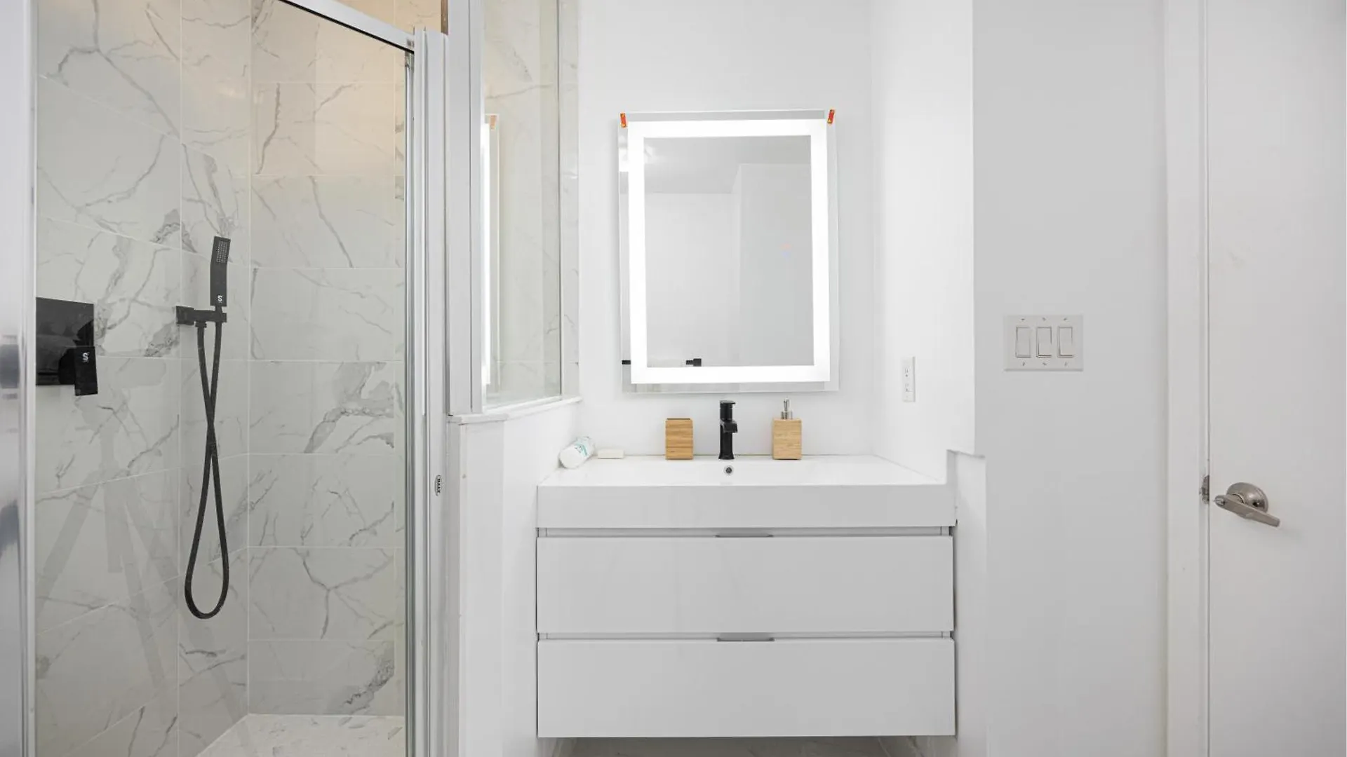 Newly Renovated Cozy Condo/Union Station Toronto
